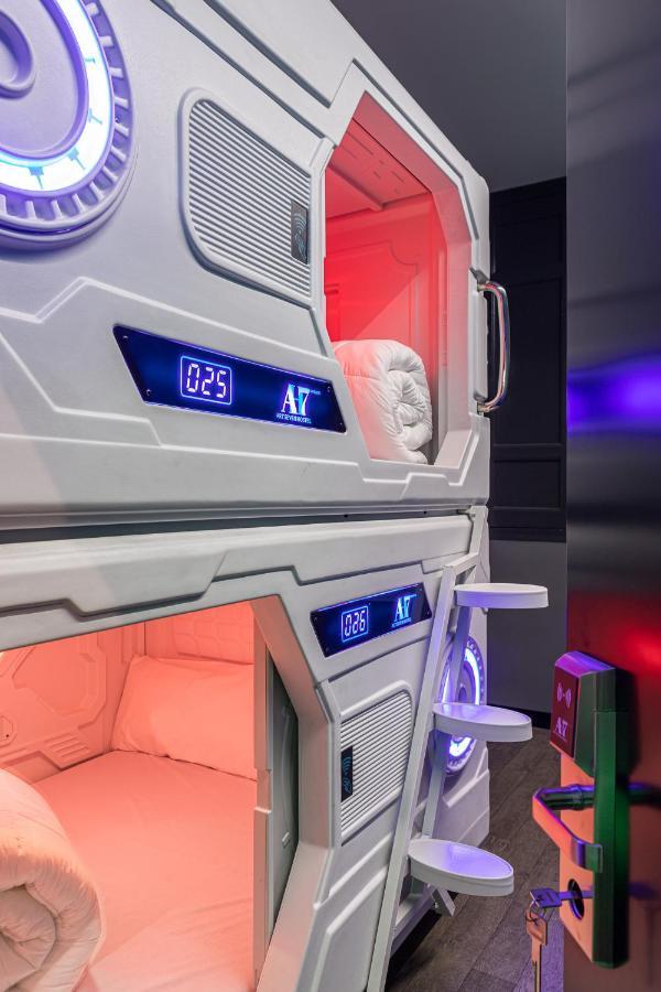 Art Seven Hostel Capsules Madrid Exterior photo