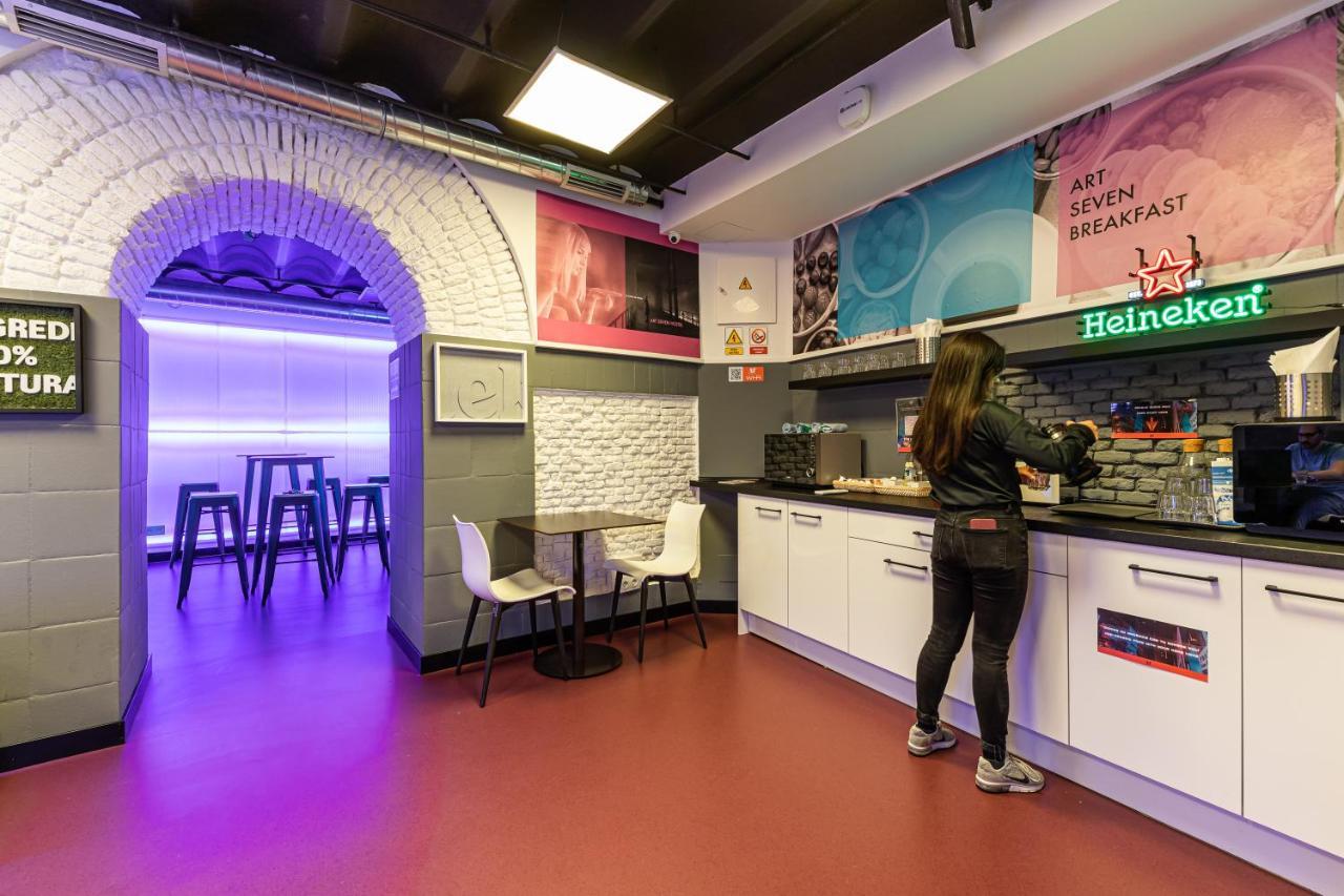 Art Seven Hostel Capsules Madrid Exterior photo
