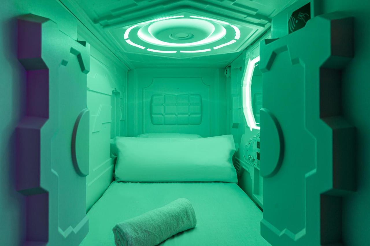 Art Seven Hostel Capsules Madrid Exterior photo