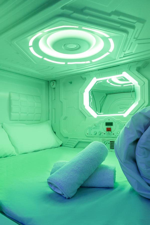 Art Seven Hostel Capsules Madrid Exterior photo
