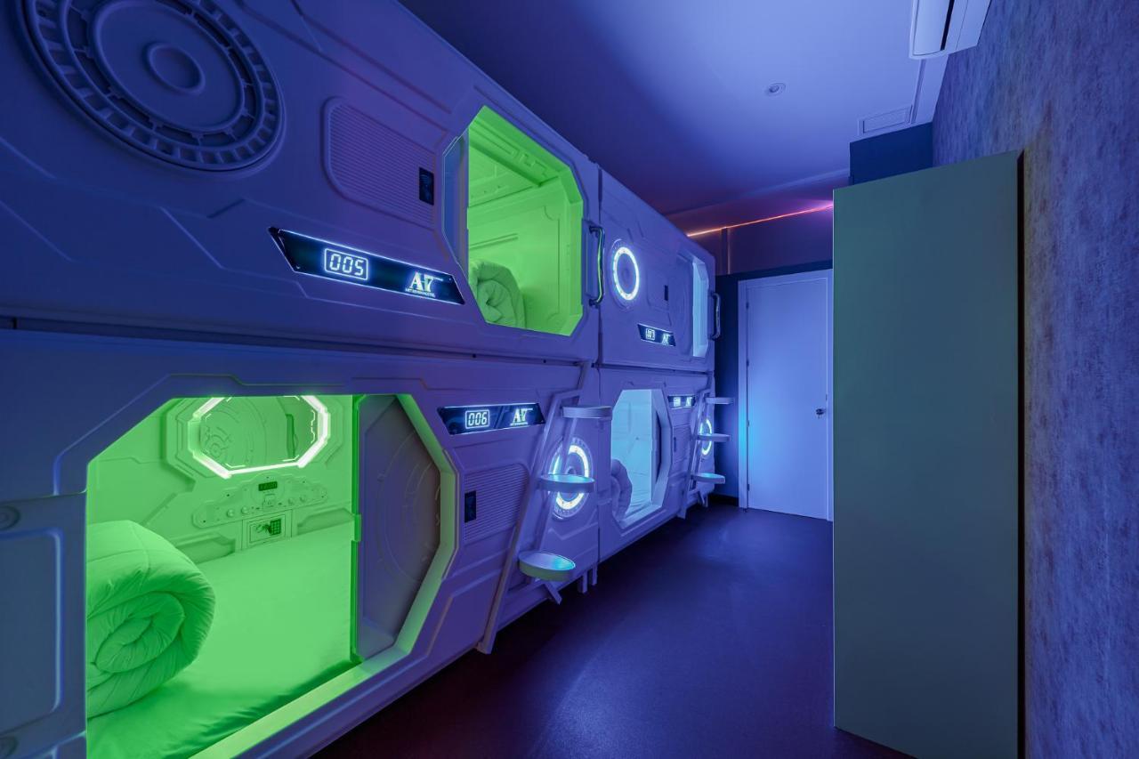 Art Seven Hostel Capsules Madrid Exterior photo